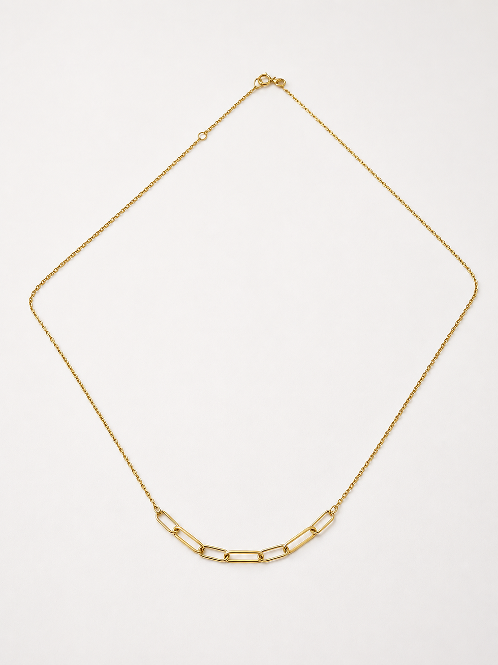 Lant delicat din aur galben 14K cu design modern tip paperclip, lungime 45 cm si greutate 1.62 gr, realizat din zale fine si