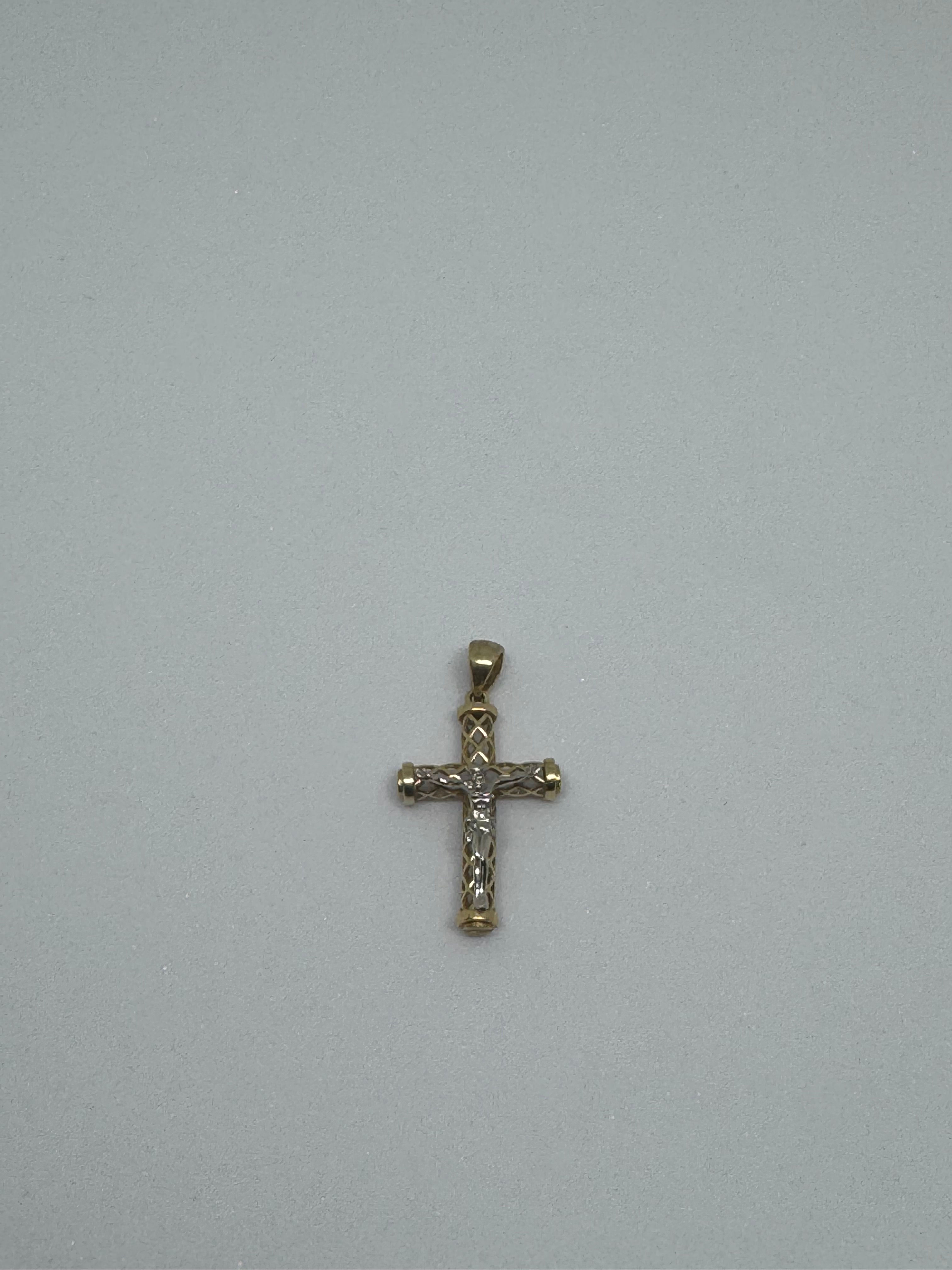 Cruce din aur alb și galben 14K, cu design sobru și rafinat. Simbol al credinței, ideală pentru cadou sau purtare zilnică.