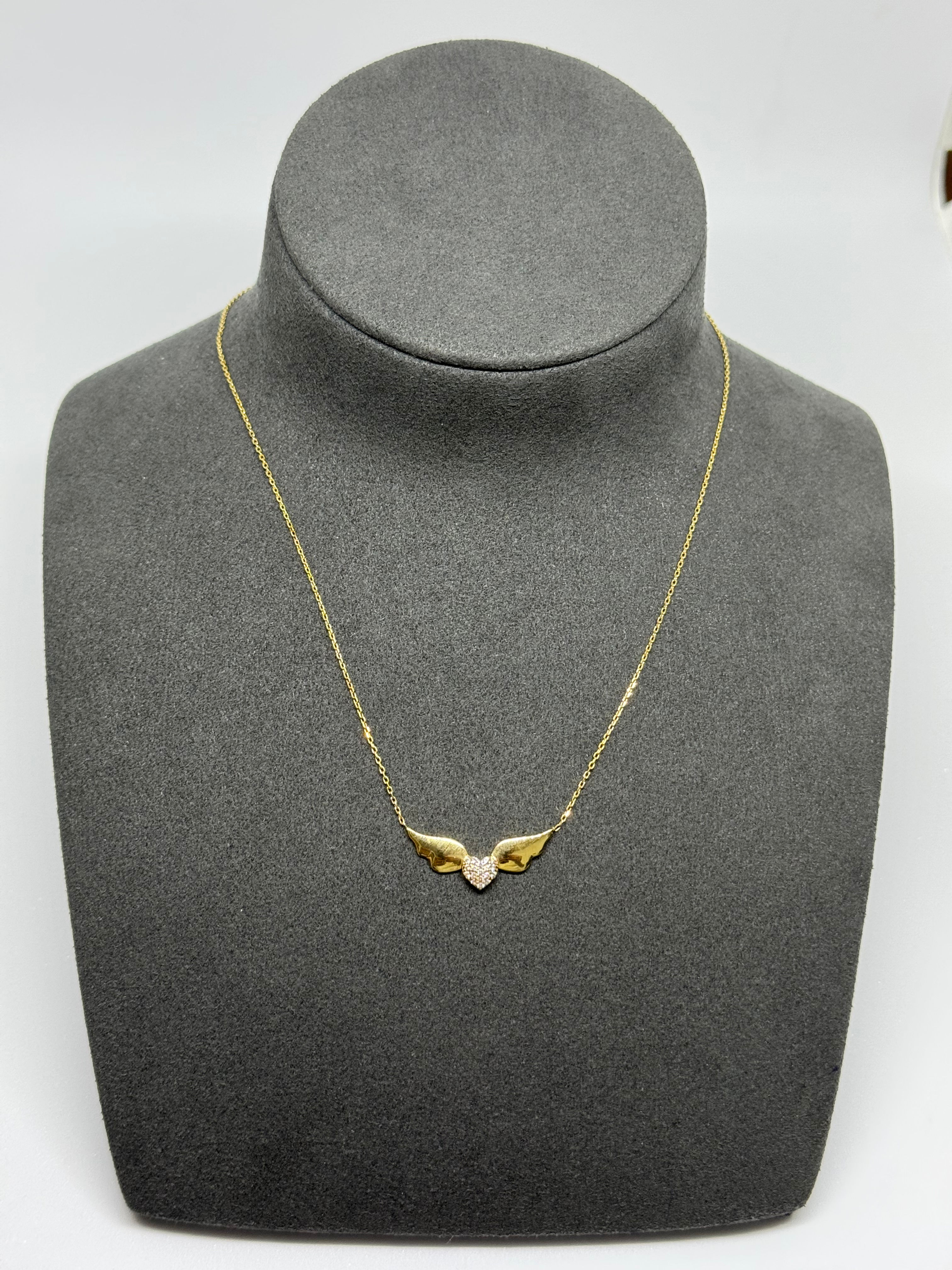 Colier din aur galben 14K, decorat cu pietre strălucitoare de zirconiu cubic. Un accesoriu rafinat care adaugă eleganță și lu