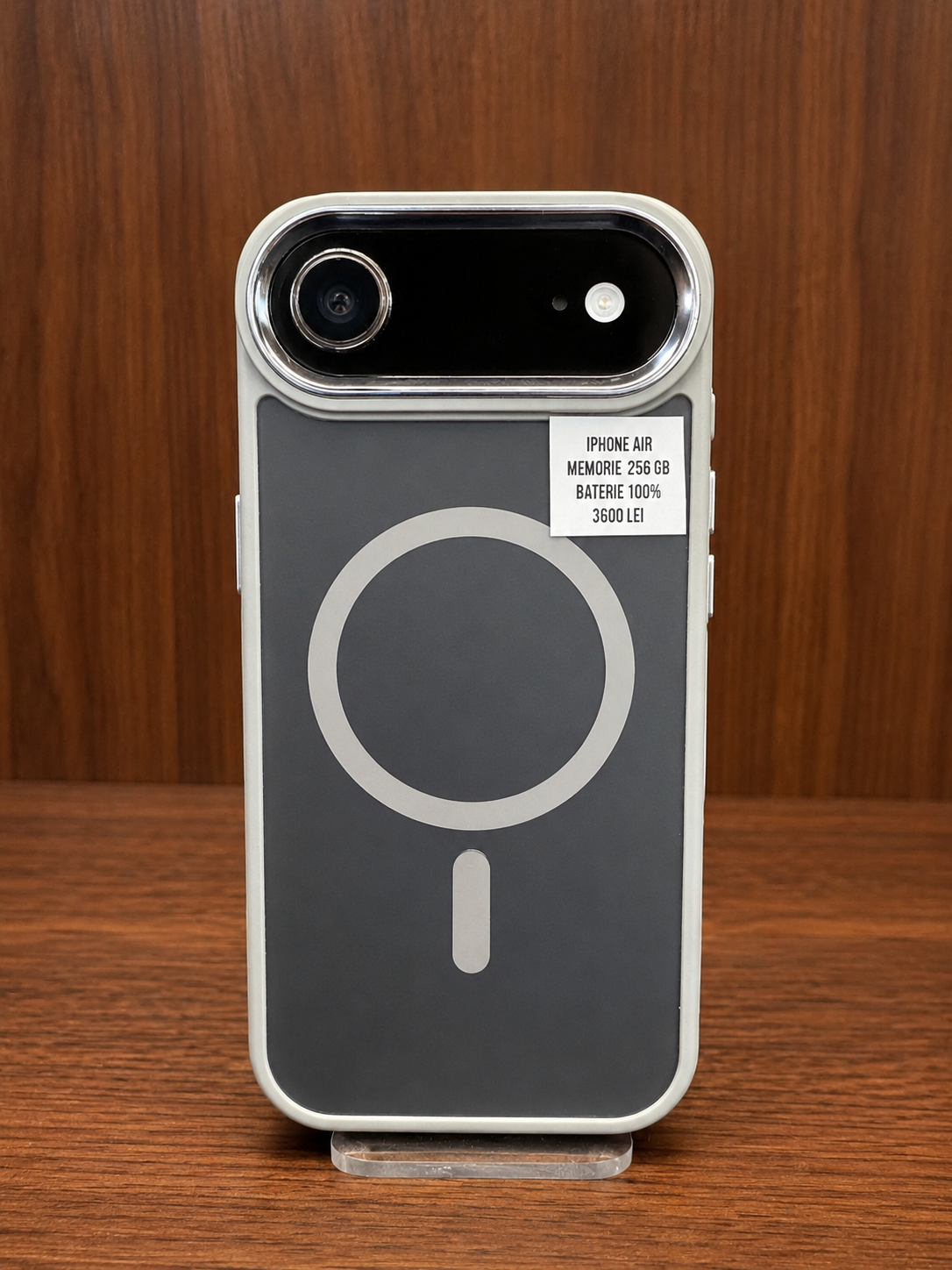 iPhone Air 256GB cu baterie 100%, fotografiat din spate, cu husa compatibila MagSafe si design modern in nuante de gri si arg