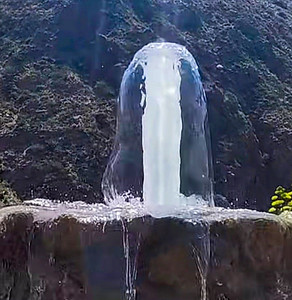 Piletas de piedra natural con aguas termales en Cacheuta, Mendoza, servicio de Tours Mendoza excursiones y traslados