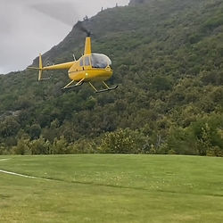 Helicóptero privado sobrevolando viñedos del Valle de Uco en Mendoza