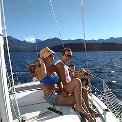 Turistas navegando en velero en Potrerillos Mendoza