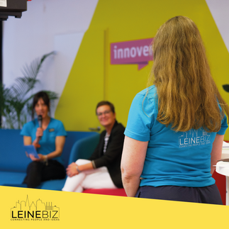 Sahra moderiert beim Let's Conn@ct