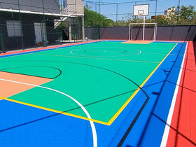 PIso modular esportivo em TPE (borracha). Desempenho esportivo profissional. Piso oficial do basquete 3x3. Excelente amortencimento. Baixo custo de manutenção. Dez anos de garantia.