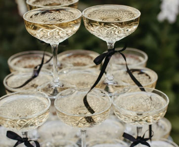 Eventdekoration & Dekorationsservice wie Tischläufer, Servietten, Besteck und Tischdeko Oberfranken. Hochzeiten, Firmenfeiern ,geburstage und Partys In Berry Blush & Mocca Mouse Chamapgner Tower