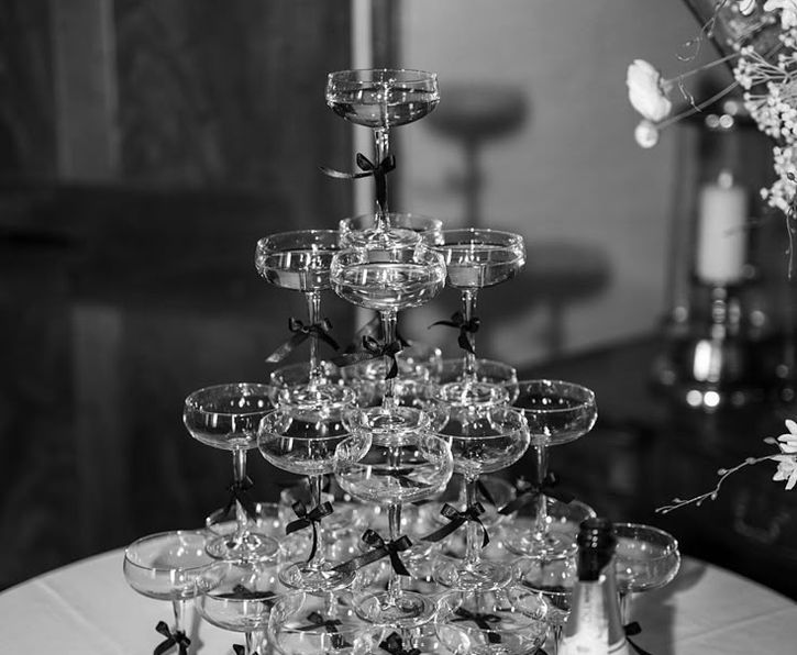 Eventdekoration & Dekorationsservice wie Tischläufer, Servietten, Besteck und Tischdeko Oberfranken. Hochzeiten, Firmenfeiern ,geburstage und Partys In Berry Blush & Mocca Mouse hier mit Champagner Tower