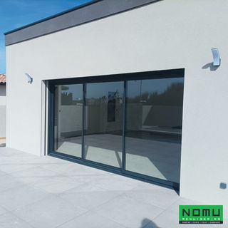 Baie vitrée aluminium coulissante installée par NOMU Menuiseries à Agde