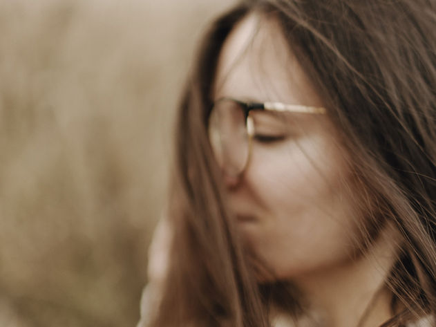 Junge Frau mit Brille, draußen entspannt, Selbstliebe, softgoldenpictures, Selbstliebe Fotoshooting Helmstedt.