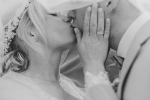 Brautpaar küsst sich unter Schleier, Hochzeiten, romantische Hochzeit, stilvolle Hochzeitsreportagen, softgoldenpictures.
