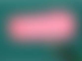 Η λέξη “Parkinson” γραμμένη με λευκά γράμματα πάνω σε ροζ χαρτί, τοποθετημένο σε πράσινο φόντο, με ένα στυλό δίπλα.