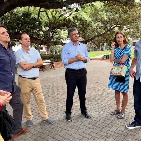 Jorge Macri junto a vecinos en la renovada Plaza Vicente López