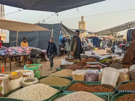 Au cœur du marché traditionnel marocain, un étal coloré dévoile la richesse des saveurs locales, où chaque produit raconte une histoire authentique du terroir