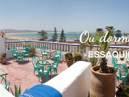 Découvrez le charme authentique d’un hébergement traditionnel à Essaouira, alliant confort moderne et ambiance marocaine. Dormir à Essaouira, c’est s’immerger dans un cadre unique, que ce soit dans un riad au cœur de la médina ou dans un hôtel avec vue sur l’océan