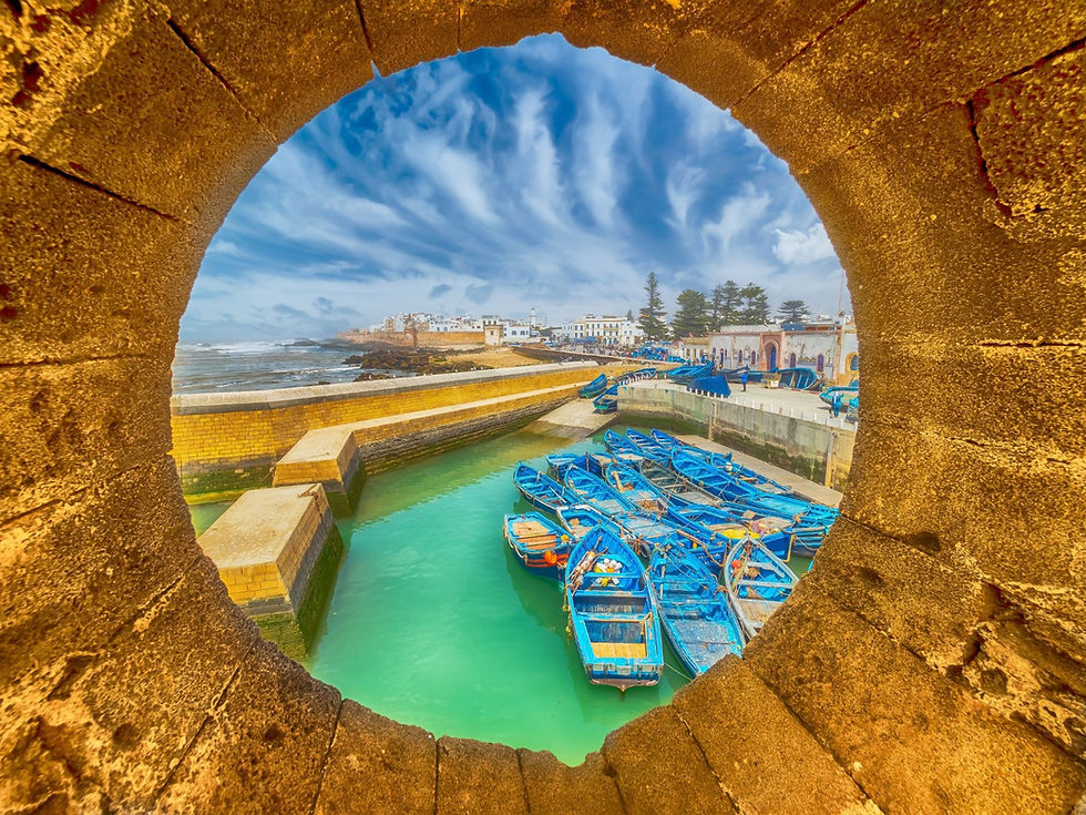 Découvrez la douceur de vivre à Essaouira, entre mer et traditions, où chaque repas est une invitation à savourer les richesses culinaires du Maroc dans un cadre authentique et accueillant