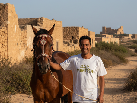 Un instant de bonheur pur au cœur du village de Diabat, Essaouira. Entre histoire et paysages authentiques, une balade inoubliable avec mon compagnon équin, fier de porter les couleurs de Dar Mimosa. Le Maroc comme je l'aime