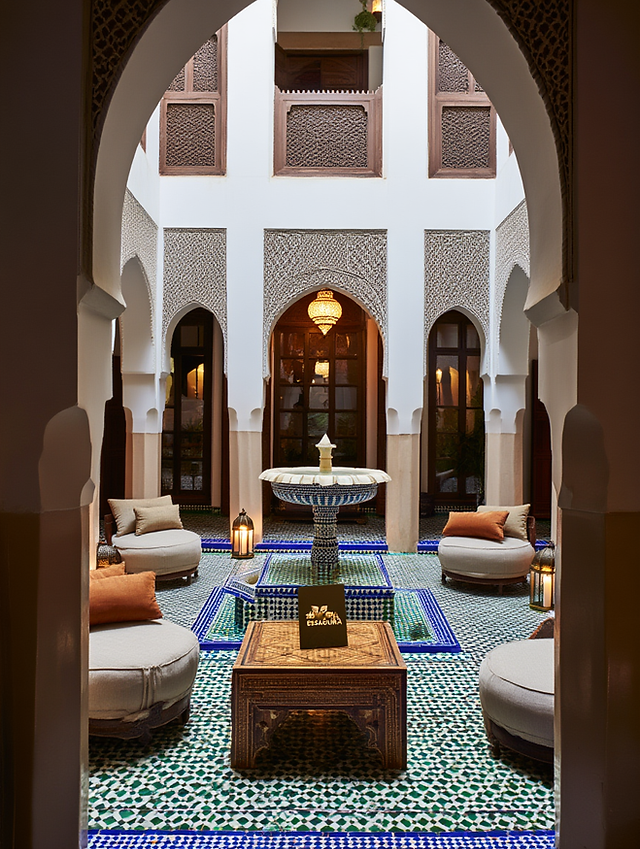 Luxury Riad Interior: Intérieur de riad de luxe à Essaouira avec logo Visa Essaouira