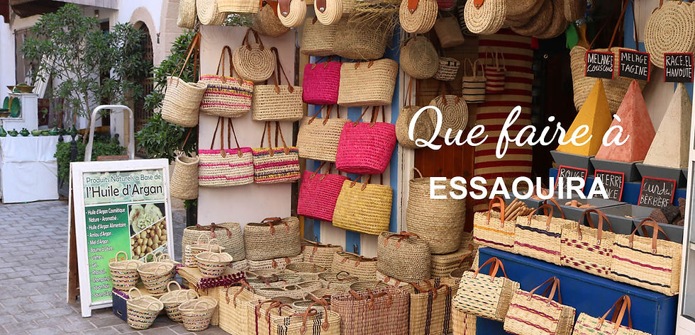 Plongez dans l’effervescence du souk d’Essaouira : un labyrinthe de couleurs, d’odeurs et de savoir-faire où l’artisanat marocain authentique rime avec échanges chaleureux et découvertes gourmandes