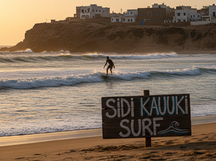 Sidi Kaouki à l'heure dorée. 🌅 Quand le surf rencontre le charme marocain. Les vagues sont là, le village veille