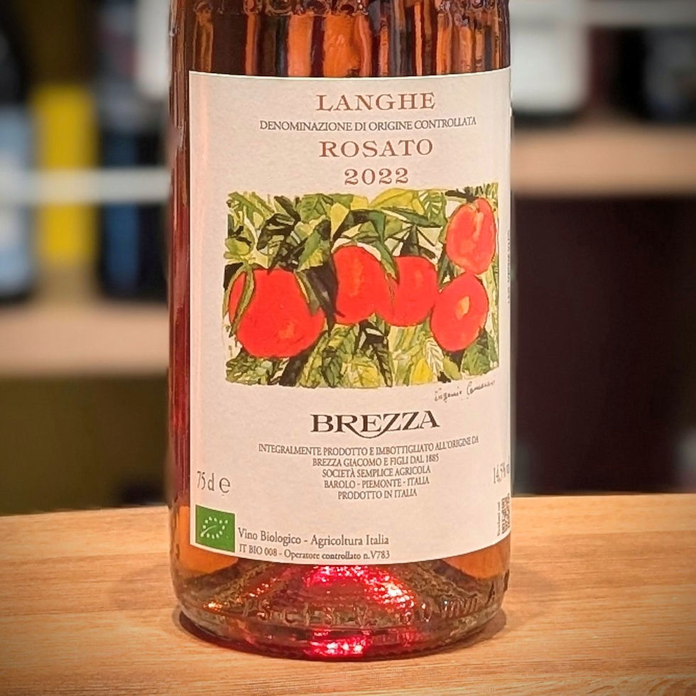 バローロの生産者ブレッツァが手掛ける、ネッビオーロ種のロゼワイン「ランゲ DOC ロザート」のボトル。美しいロゼの色合いとラベルが見える画像。