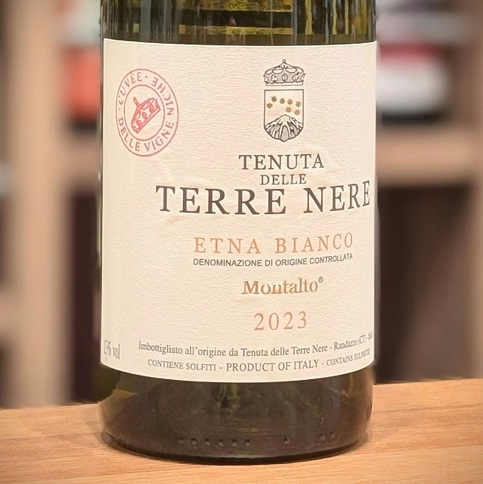 エトナ山南斜面、標高950mの火山性土壌が生む白ワイン。樹齢60〜90年の古樹カリカンテによる、力強さとフレッシュさが調和した「モンタルト 2023」のボトル写真。