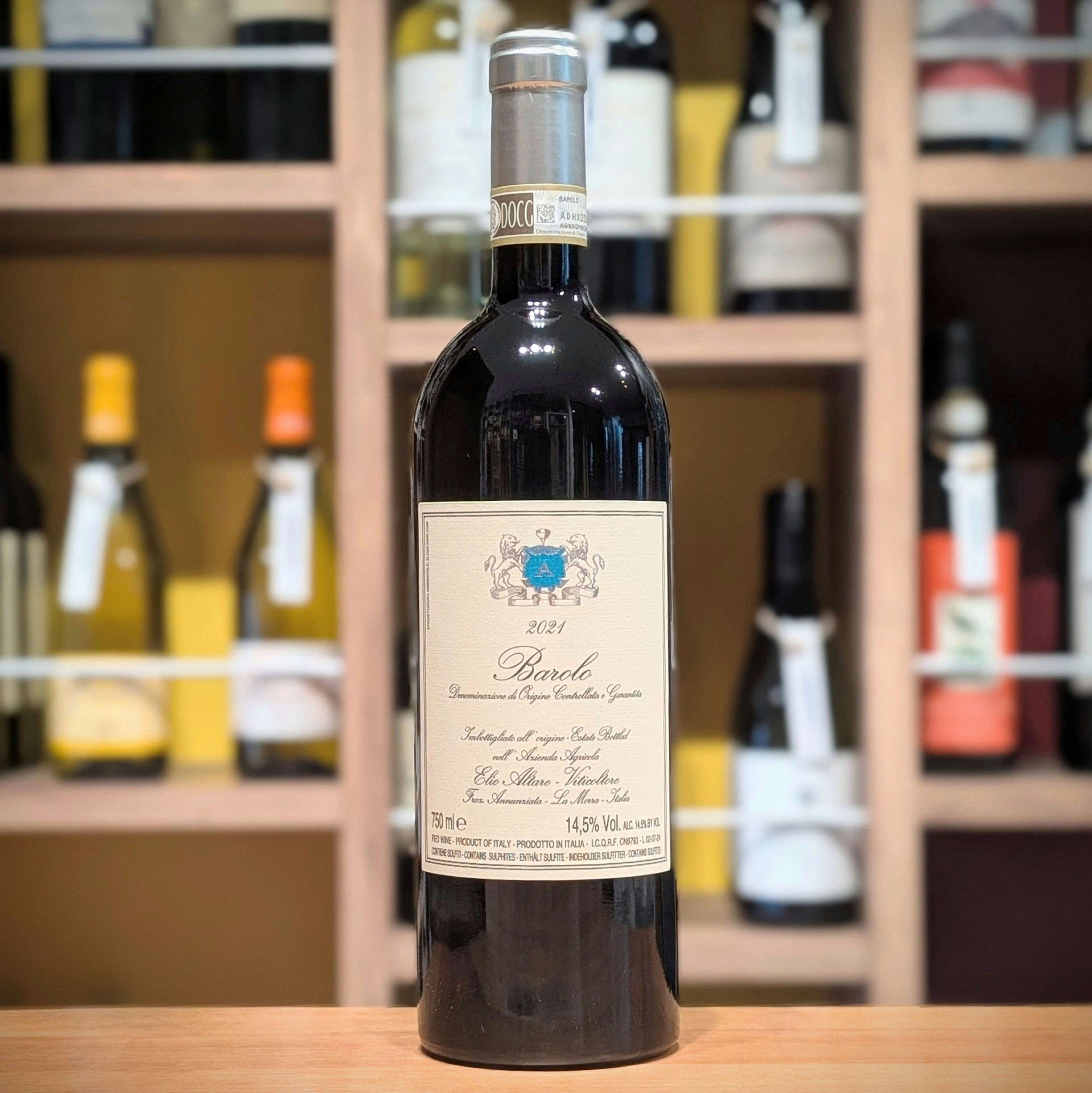 ラ・モッラ、カスティリオーネ、セッラルンガのブドウをブレンド。バリックで24ヶ月熟成させた、力強さとエネルギーを備えたエリオ・アルターレの「クラシック・バローロ 2021」ボトル写真。