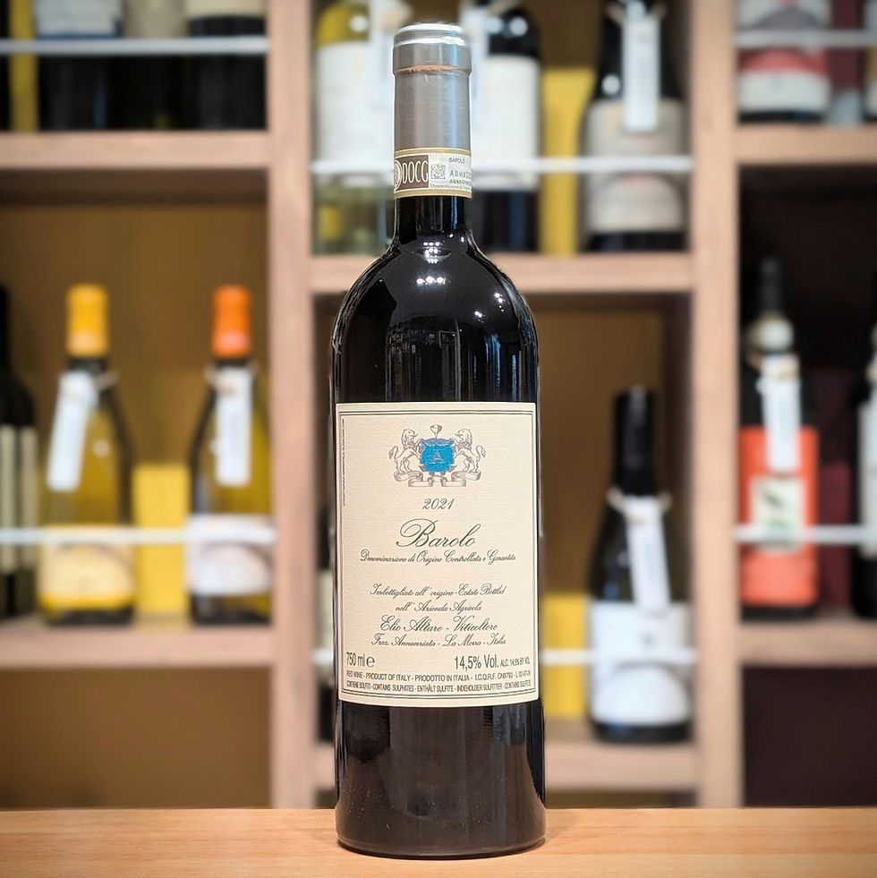 ラ・モッラ、カスティリオーネ、セッラルンガのブドウをブレンド。バリックで24ヶ月熟成させた、力強さとエネルギーを備えたエリオ・アルターレの「クラシック・バローロ 2021」ボトル写真。