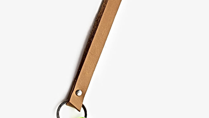 DER SCHLÜSSEL MIT KARABINER Cognac