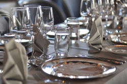 KOHTA SYÖDÄÄN... JA JUODAAN