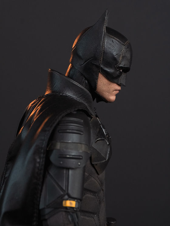 【美品】ホットトイズ THE BATMAN 1/6 おまけ展示ケース付 Amazon.com: Hot Toys The Batman Figurine Movie Masterpiece 1/6