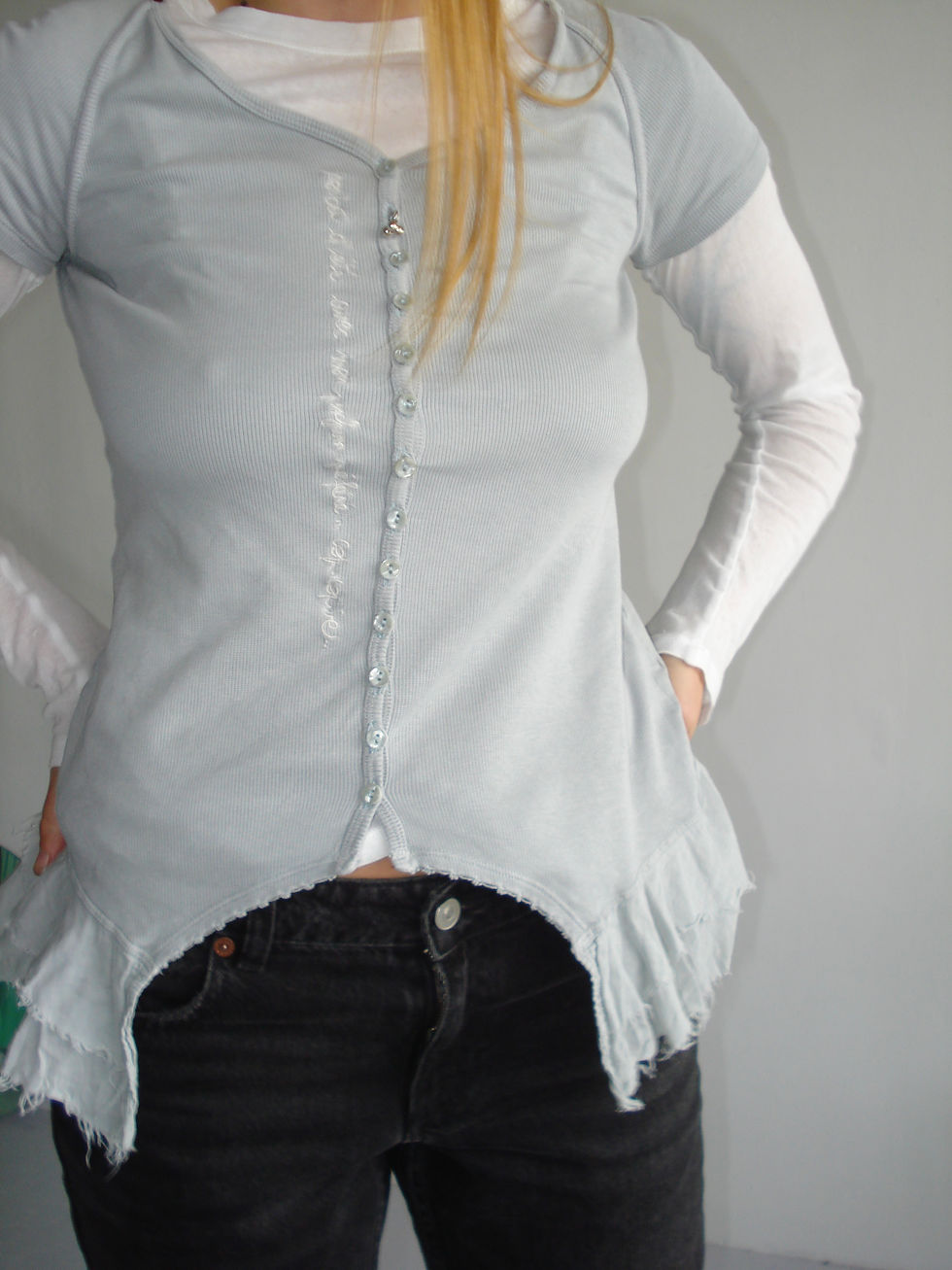 Thumbnail: cop copin e distressed top grey