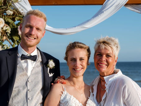 Freie Traurednerin & Sängerin Susy mit Alischa & Mike nach ihrer freien Strandtrauung an der Algarve – ein persönlicher Moment voller Freude und Emotionen.