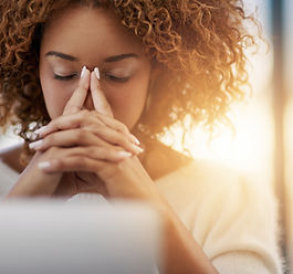 Femme pensive en train de réfléchir