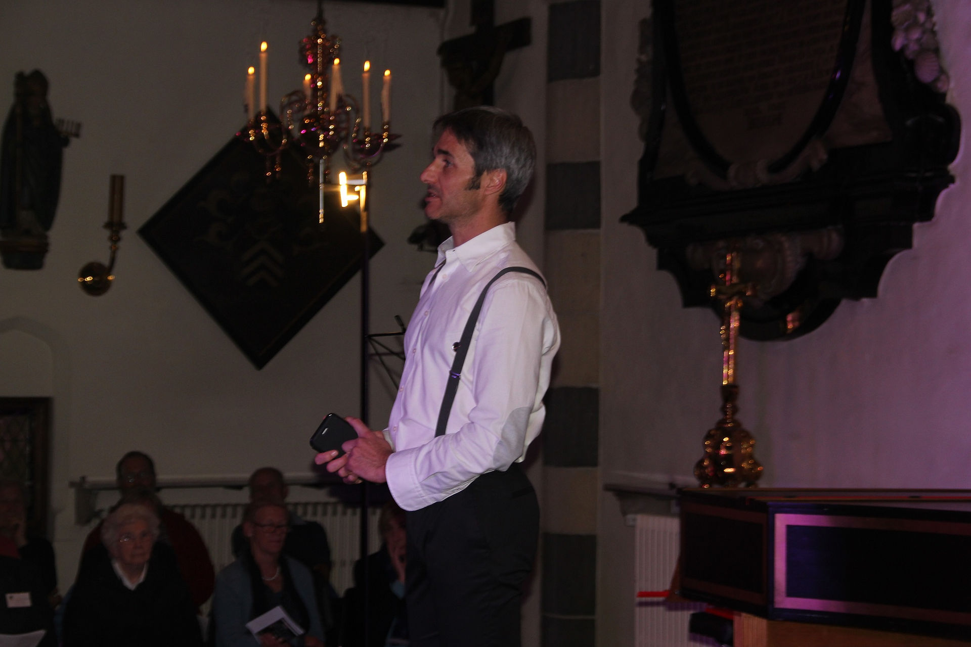 Wouter vraagt op unieke wijze om alle GSM's uit te schakelen en kondigt onze artiesten aan