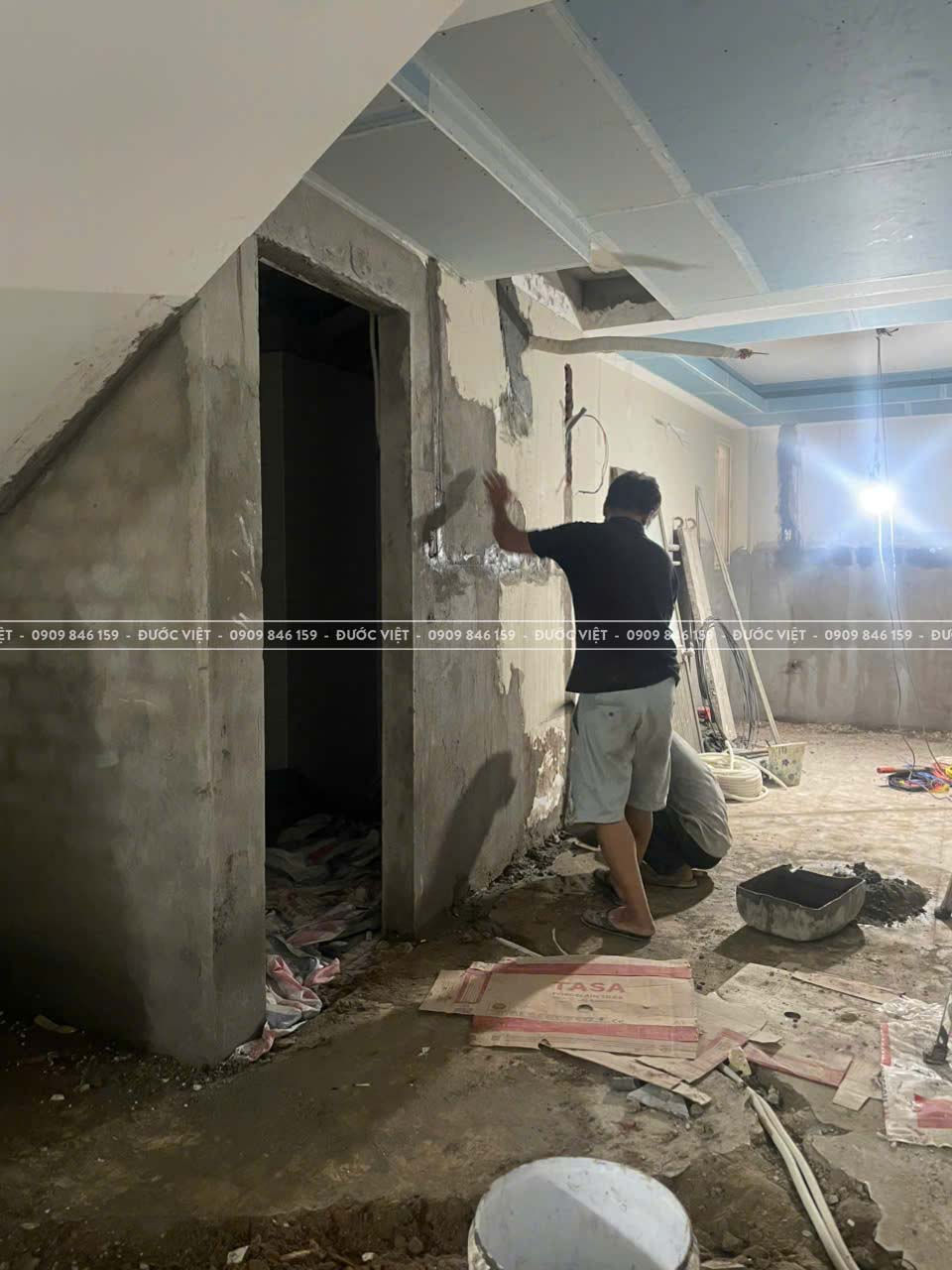 Ảnh minh họa lắp đặt thêm ổ cắm điện tại công trình cải tạo của Đước Việt