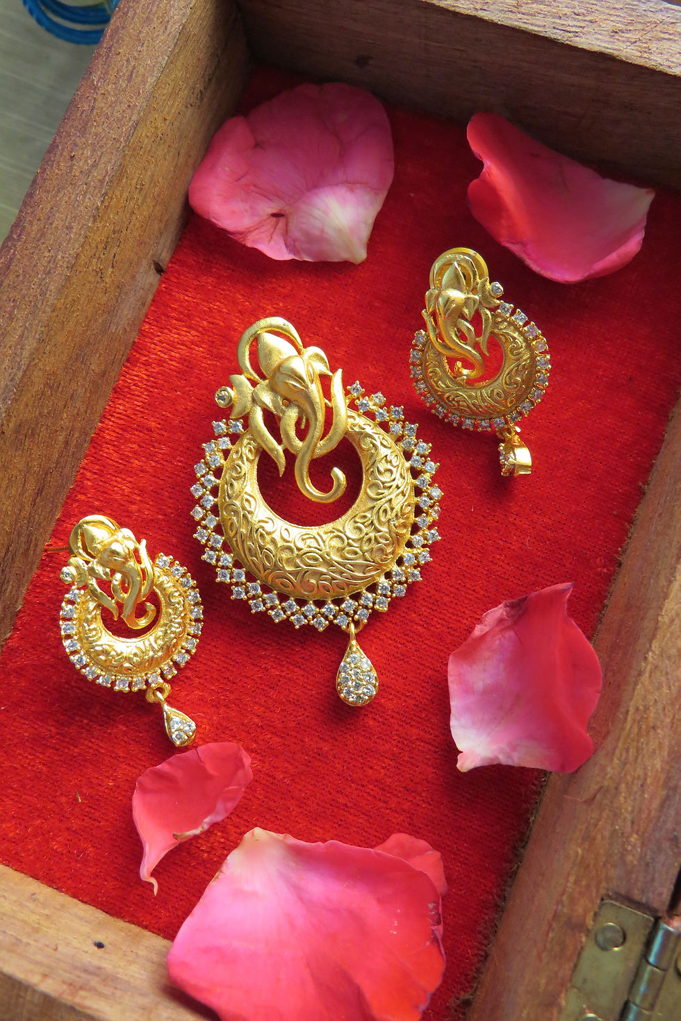 Beautiful Matte Finish Ganesha Pendant with Earrings