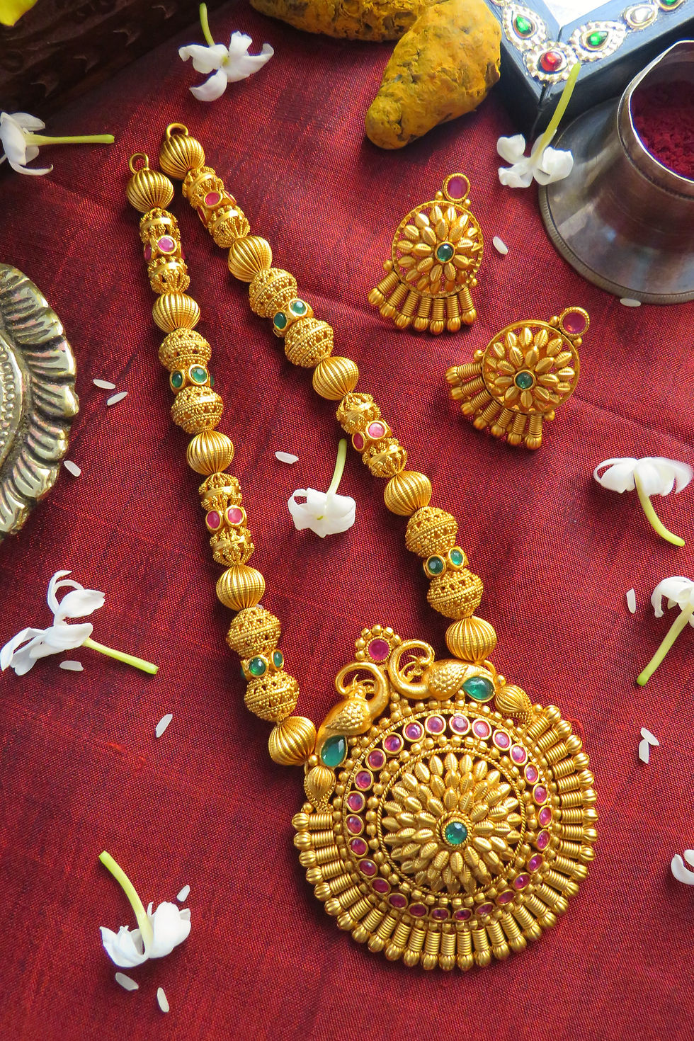 Beautiful Round Pendant Necklace with Matching Earrings