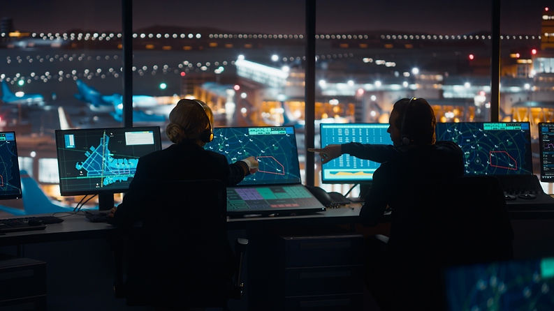Salle de veille surveillant le trafic aéroportuaire de nuit — security intelligence AVSEC