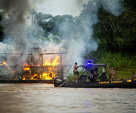 Pressionado pelas imagens da 'Serra Pelada flutuante' governo Bolsonaro destrói 69 balsas de garimpo