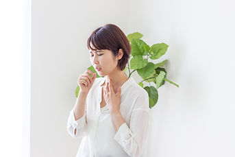 咳をする女性