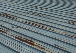 錆びたトタン屋根　Before