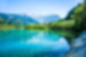 山間の湖