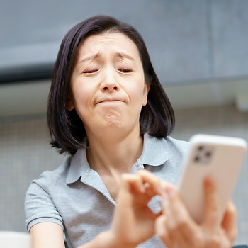 スマホ画面が見にくい女性