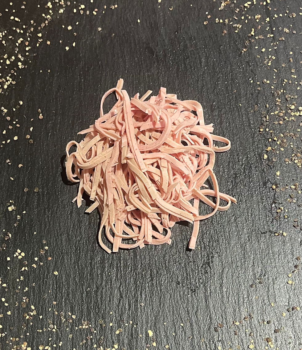 Lyoner zu Wurstsalat geschnitten