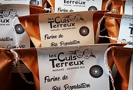 Sac de farine bio des Culs Terreux, produite localement pour nos pains artisanaux.