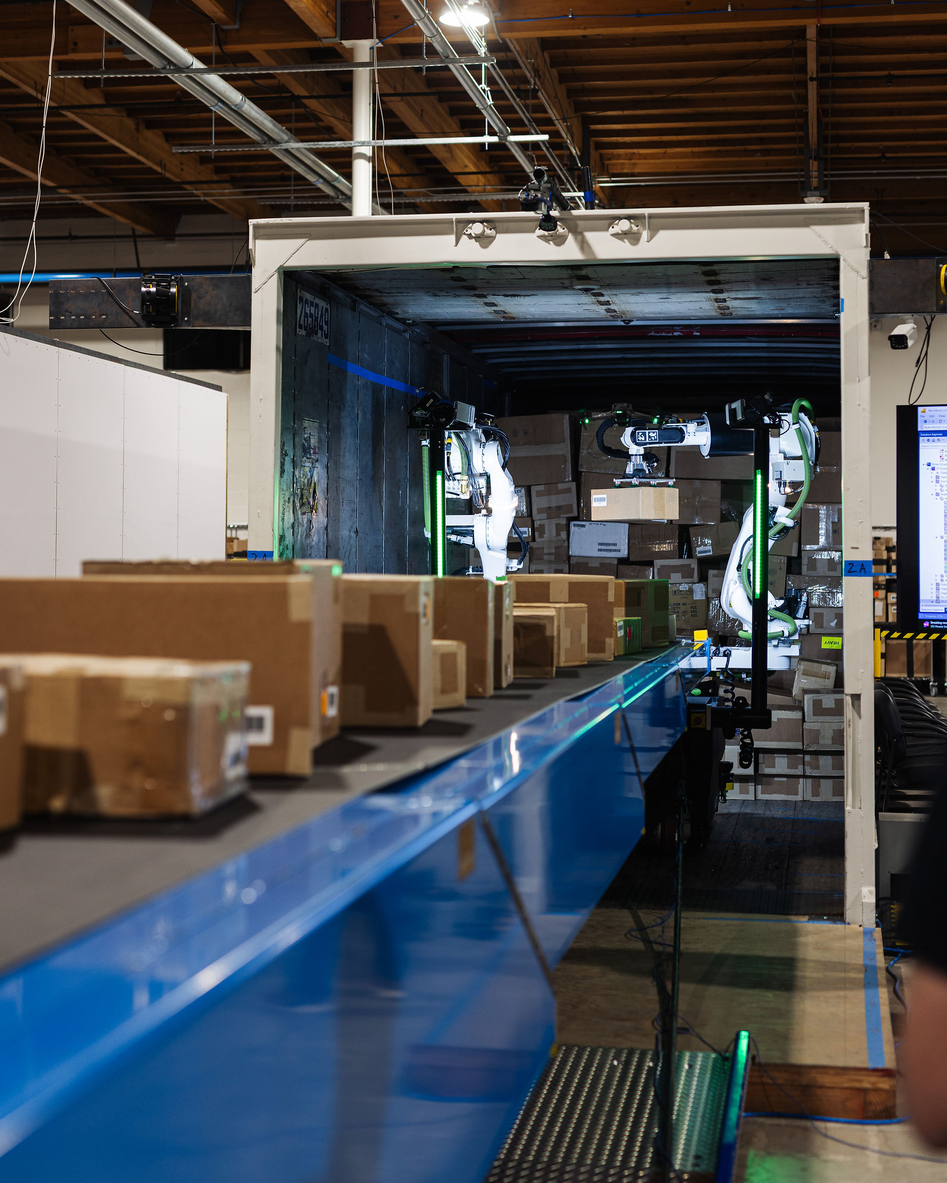 Mech can load and unload mixed sequences of randomly sized boxes. Physical AI powers a sense of vision and touch.