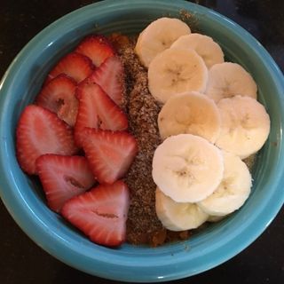 Oatmeal with fruit and ground flaxseed