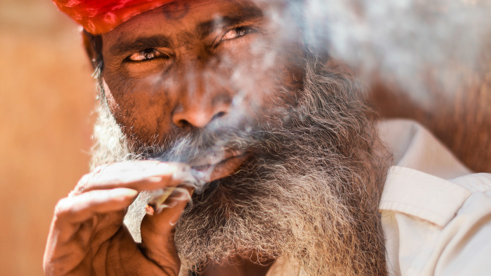 Kathputliwallah (Puppet maker) taking a cigarette .jpg