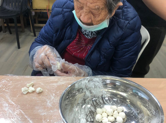 LINE_ALBUM_20211220花片聖誕樹、手部音樂協調、彈力帶運動_211223_75.jpg