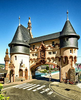 traben-trarbach-brueckentor-mosel.jpg